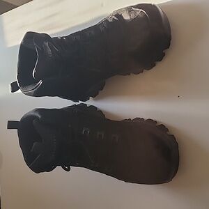 SKECHERS STREET MAX HIGH TOP BOOTS FOR WOMENS. NEW WITHOUT BOX.